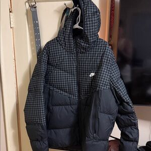Nike Men's Black and White Grid Puffer Jacket ( Got as gift on XMAS wore 1 time